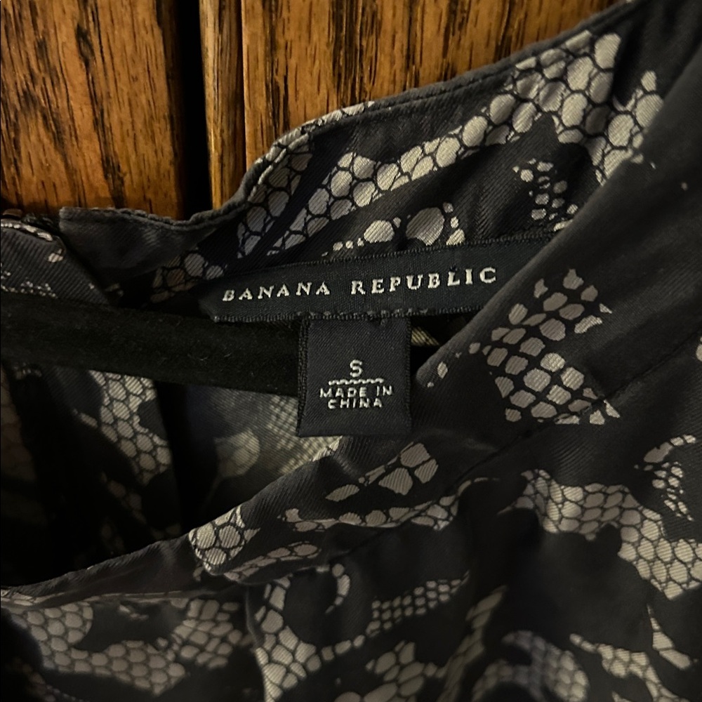 Banana Republic 100% Silk Top Lace Print Black Cream Blouse Short Sleeve Small - Picture 2 of 5